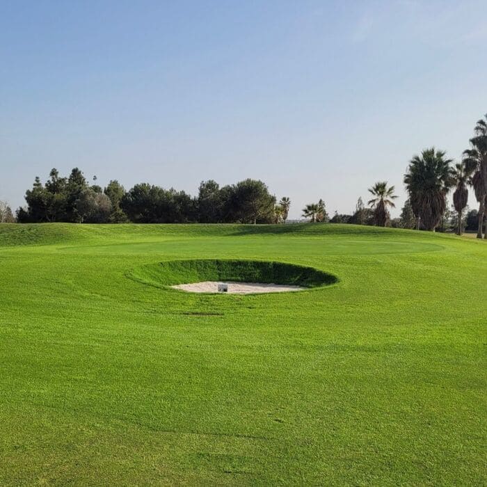Green con bunker en Foressos Club de Golf, un campo con manejo prácticamente ecológico
